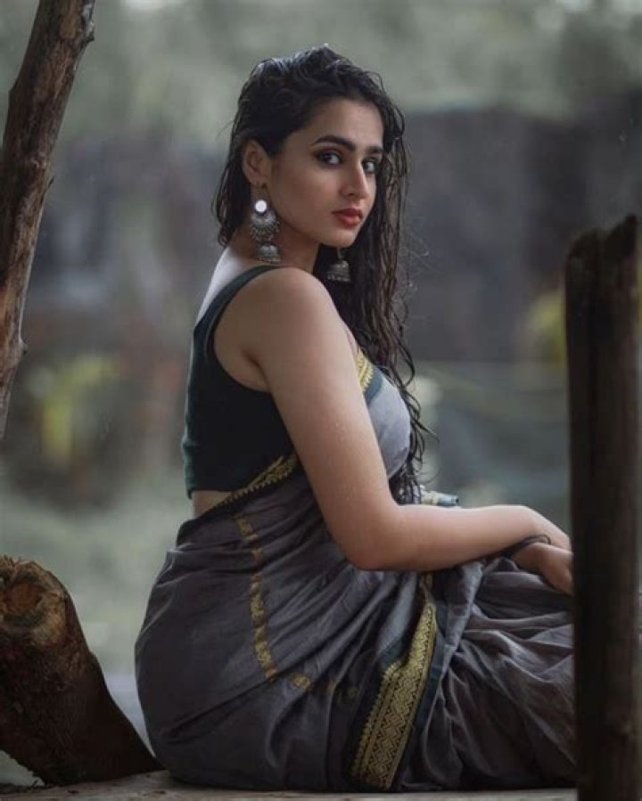 Ayesha Khan Height, Weight, Age, Boyfriend, Family