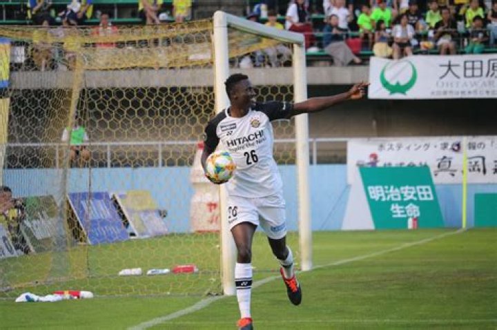 Earns annually $398,671, how much is Ayub Masika net worth as of 2020? Is he dating?