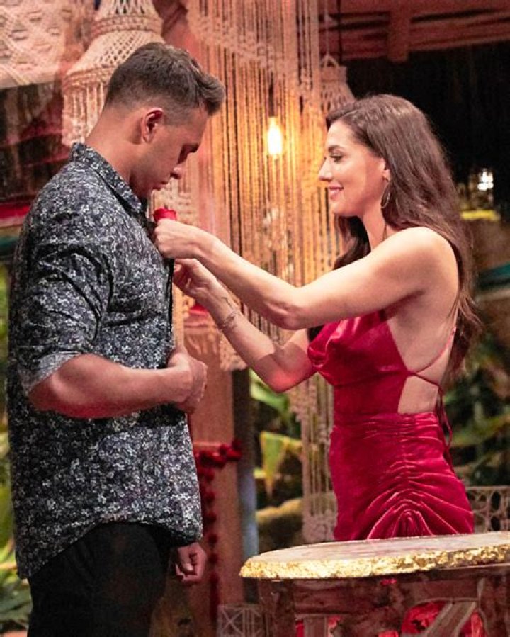 Becca Kufrin & Thomas Jacobs Go On Date On ‘Bachelor In Paradise’ – Hollywood Life