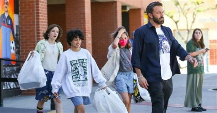 Ben Affleck Steps Out With Seraphina, 13, & Emme, 14, For Halloween Shopping Trip: Photos