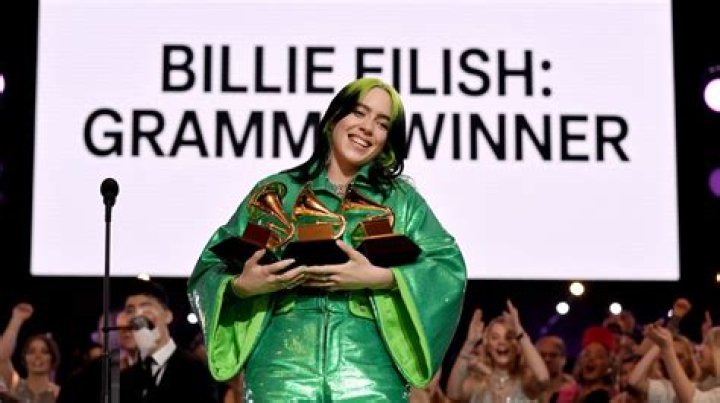 She Honors Taylor Hawkins Onstage – Hollywood Life