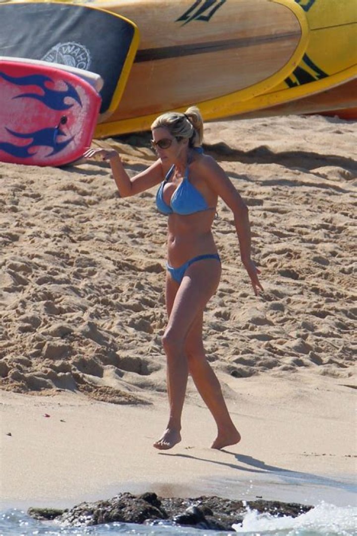 Camille Grammer’s Abs In Blue Bikini – See Sexy Pics In Hawaii – Hollywood Life
