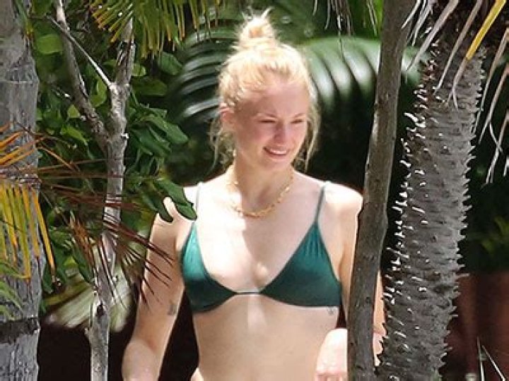 Celebs In Green Swimsuits – Pics