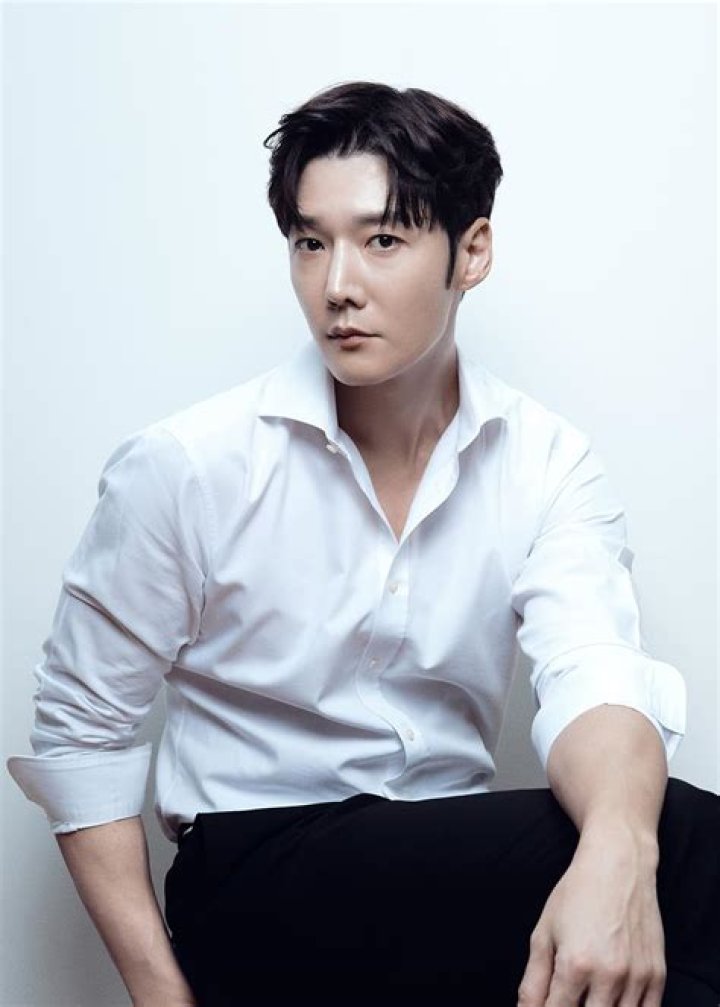 Choi Jin-hyuk Height, Weight, Age, Girlfriend, Biography, Family, Facts