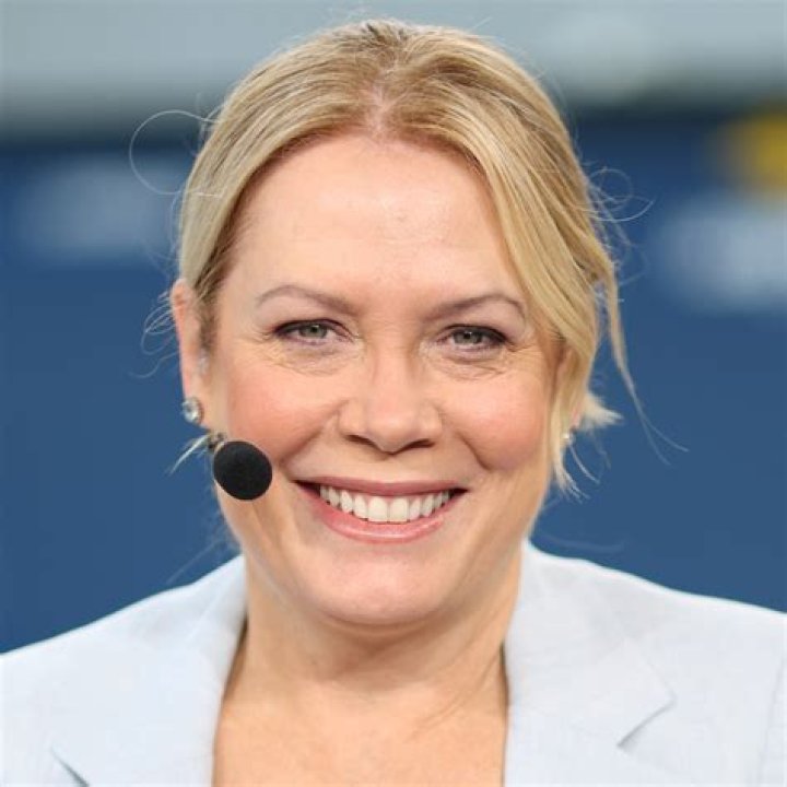 An American Jornalist, Chris McKendry holds a net worth over $2.3 million; She has 2 children with her husband