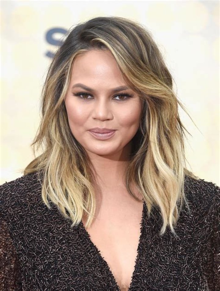 Chrissy Teigen’s Hair Makeover: Debuts New Retro Shag Cut – Before & After Pics