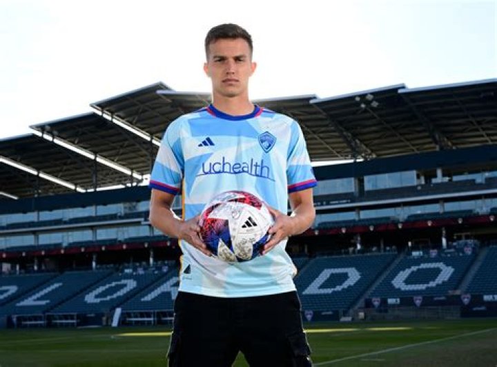 Cole Bassett Contract and Salary with Feyenoord; Details about his Girlfriend, Affair, Family, Height, Stats