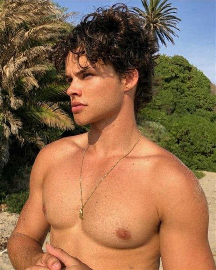 Curran Walters - Bio, Age, height, weight, Wiki, Facts and Family