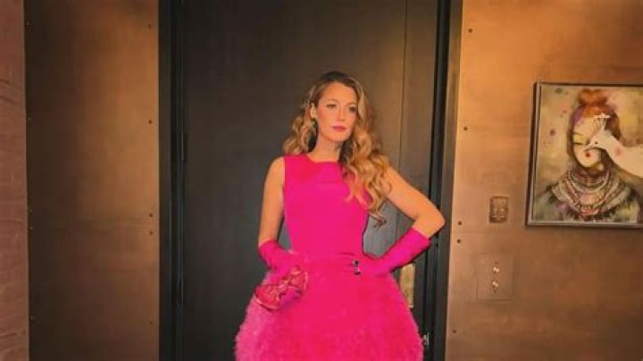 Did Blake Lively Get A Boob Job? Surgeon And Reddit Discussion