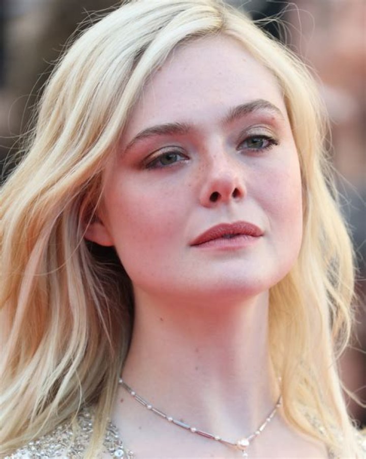 Elle Fanning Height, Weight, Age, Boyfriend, Facts, Family, Biography