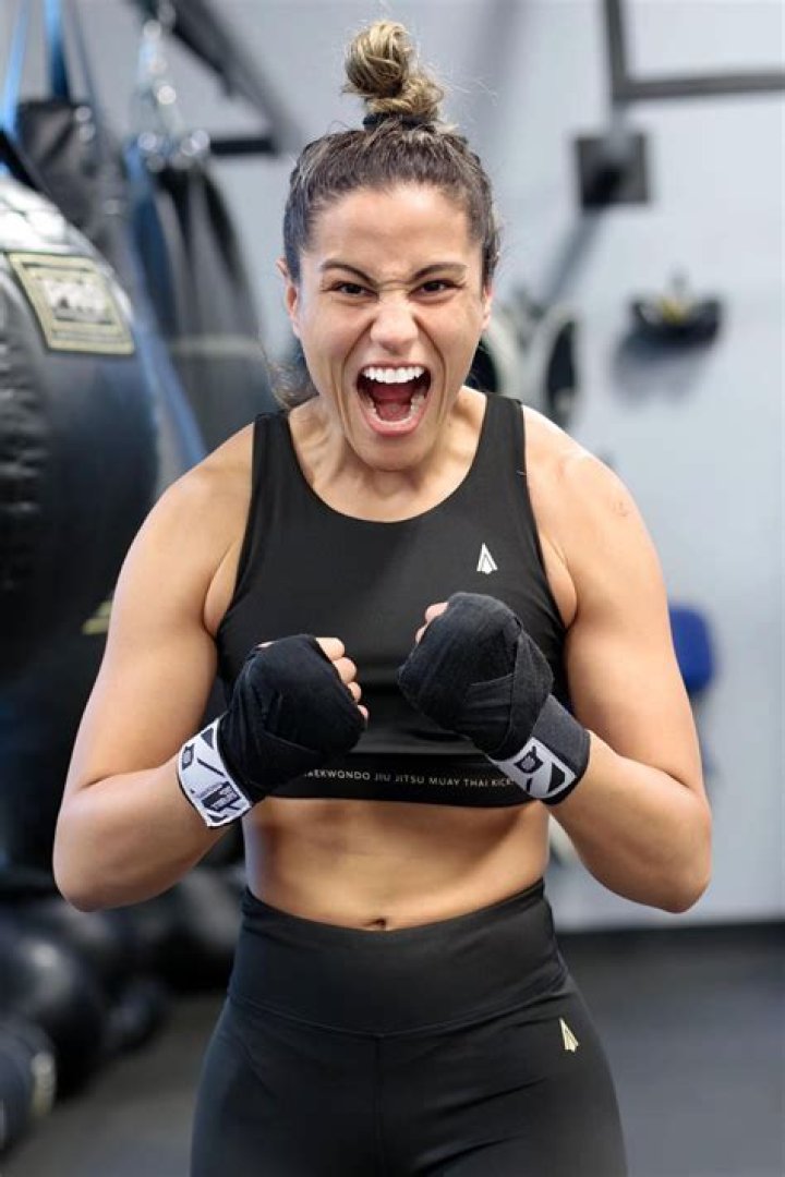 Gloria de Paula UFC Salary, Earnings, and Net worth; Know her Affair, Girlfriend, Family, and More