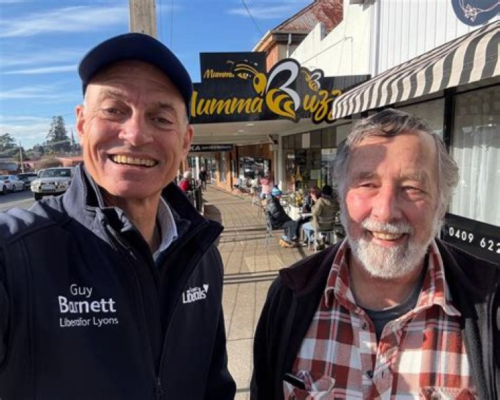 Guy Burnet - Bio, Age, height, weight, Wiki, Facts and Family