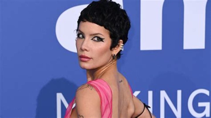 New Couple Show Off PDA on Date Night – Hollywood Life