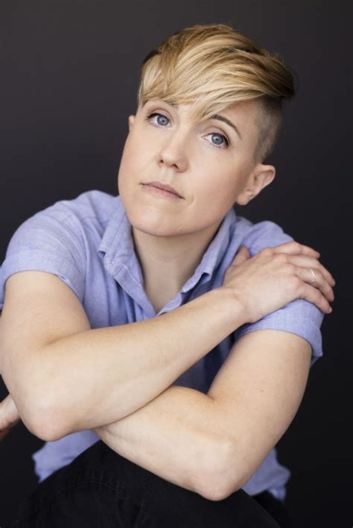 Hannah Hart Height, Weight, Age, Body Statistics