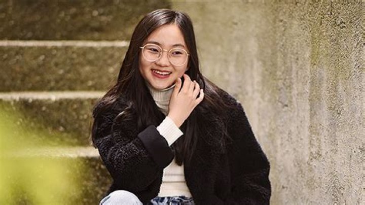 ‘Here Today’ Scene Stealer Audrey Hsieh Was ‘Really Honored’ To Tackle Billy Crystal’s Jokes