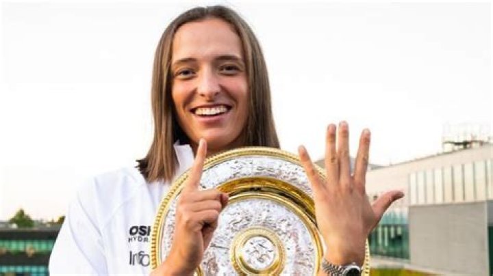 Iga Swiatek Tennis Career Stats and Earnings (Net worth, Boyfriend, Affair, Family, Age)