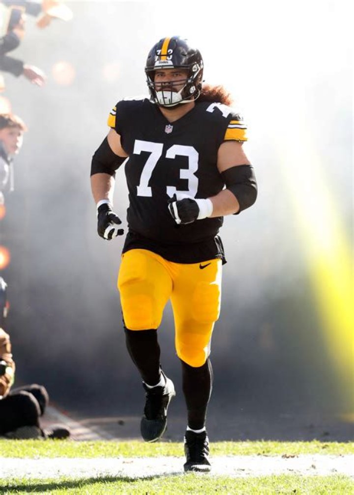 Philadelphia Eagles Guard Isaac Seumalo's Biography, Parents, Age, Weight, Contract, Earnings, Salary, Stats, NFL draft, Super Bowl and Relationship Status