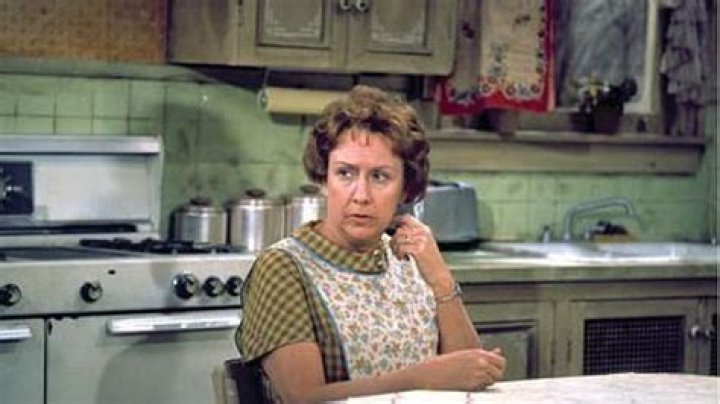 Jean Stapleton Dies — Celebs React To Edith Bunker’s Death On Twitter – Hollywood Life