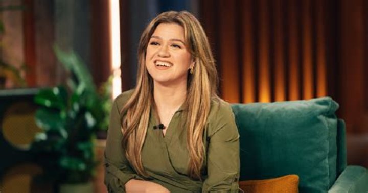 Kelly Clarkson News, Music, Photos and Videos – Hollywood Life