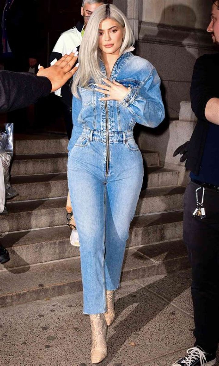Kylie Jenner, Jennifer Lopez & More Best Dressed Celebrities Of The Week – Quarantine Edition