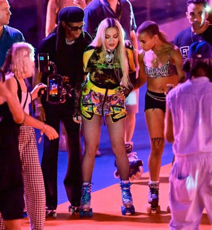 Madonna Rocks Yellow Shorts While Roller Skating At NYC’s DiscOasis – Hollywood Life