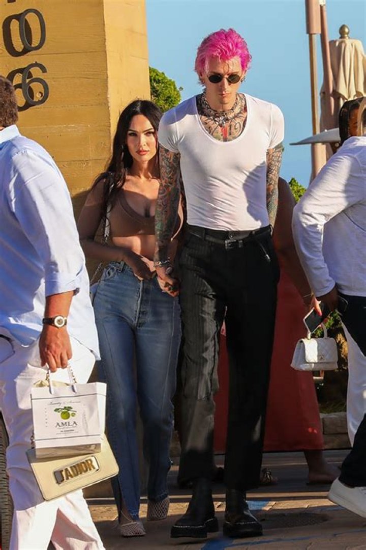 Megan Fox Rocks Plunging Crop Top For Lunch With Machine Gun Kelly – Hollywood Life