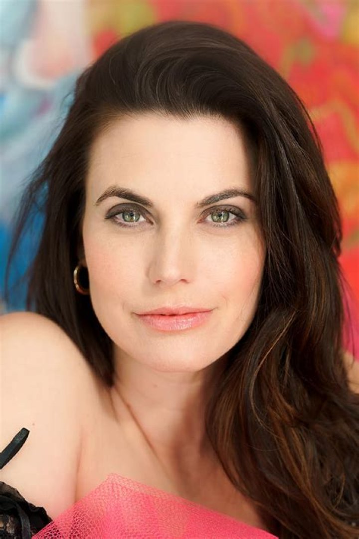 Meghan Ory Height, Weight, Age, Spouse, Family, Facts, Biography