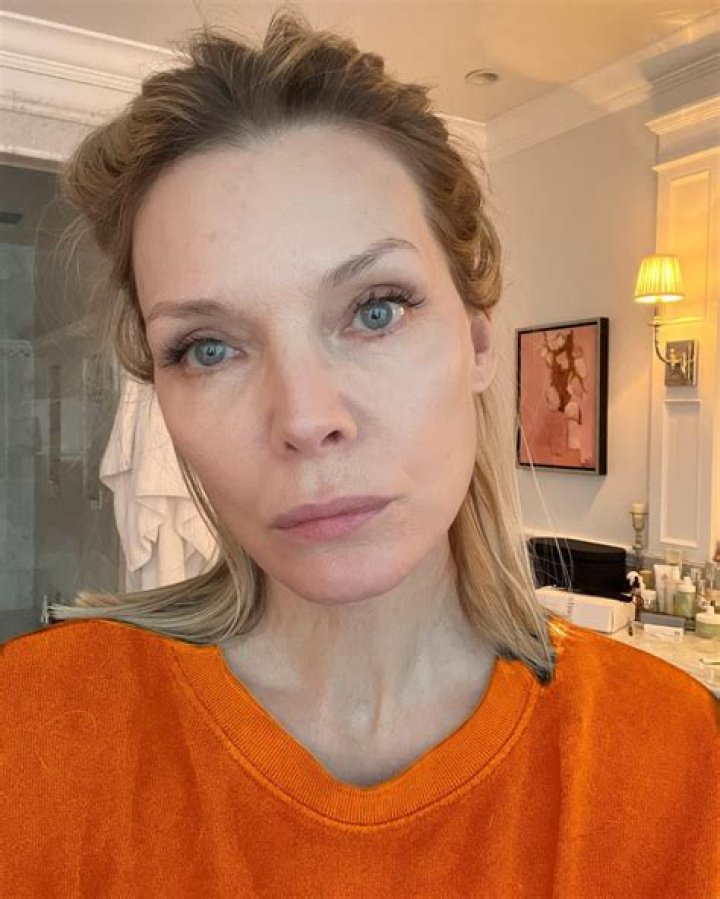Michelle Pfeiffer, 61, Goes Makeup-Free & Looks Like A Teenager While Thanking Medical Workers