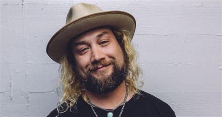 Hire Mihali for a Corporate Event or Performance Booking.