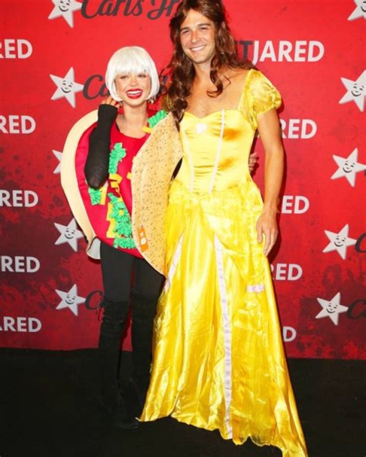 Mindy Kaling Dresses As ‘Legally Blonde’s Elle Woods As She Declares Her A ‘Comedy Legend’