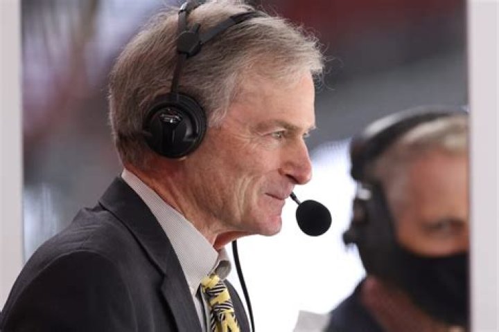 Ice Hockey Commentator Pat Foley Bio, Age, Salary, Net Worth, Contract, Retirement & Married
