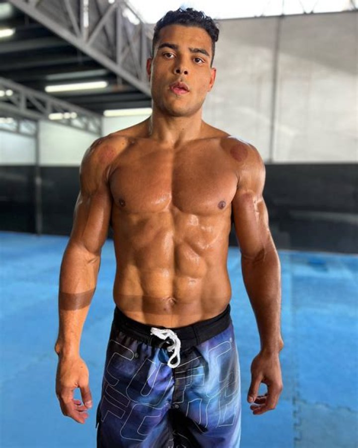 The Brazilian professional MMA player, Paulo Costa has a net worth over $1 million.