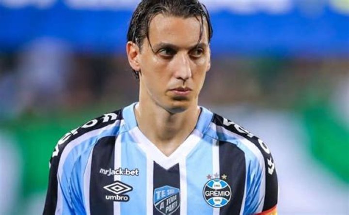 Pedro Geromel | Bio-salary,net worth,married,children,affair,career,wife,dating