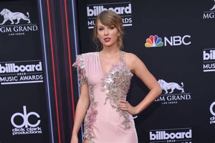 Pink & Daughter Willow, 9, Perform An Aerial Routine Together For 1st Time At The BBMAs