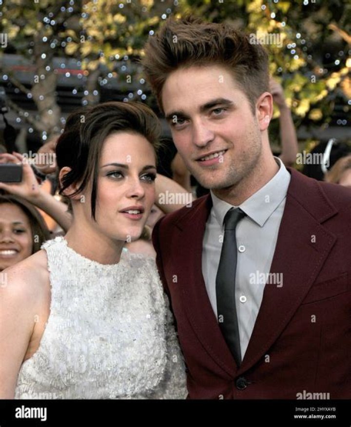 If You PDA On A Plane Like Robert Pattinson & Kristen Stewart Did, Are You Being Rude To Other Passengers?