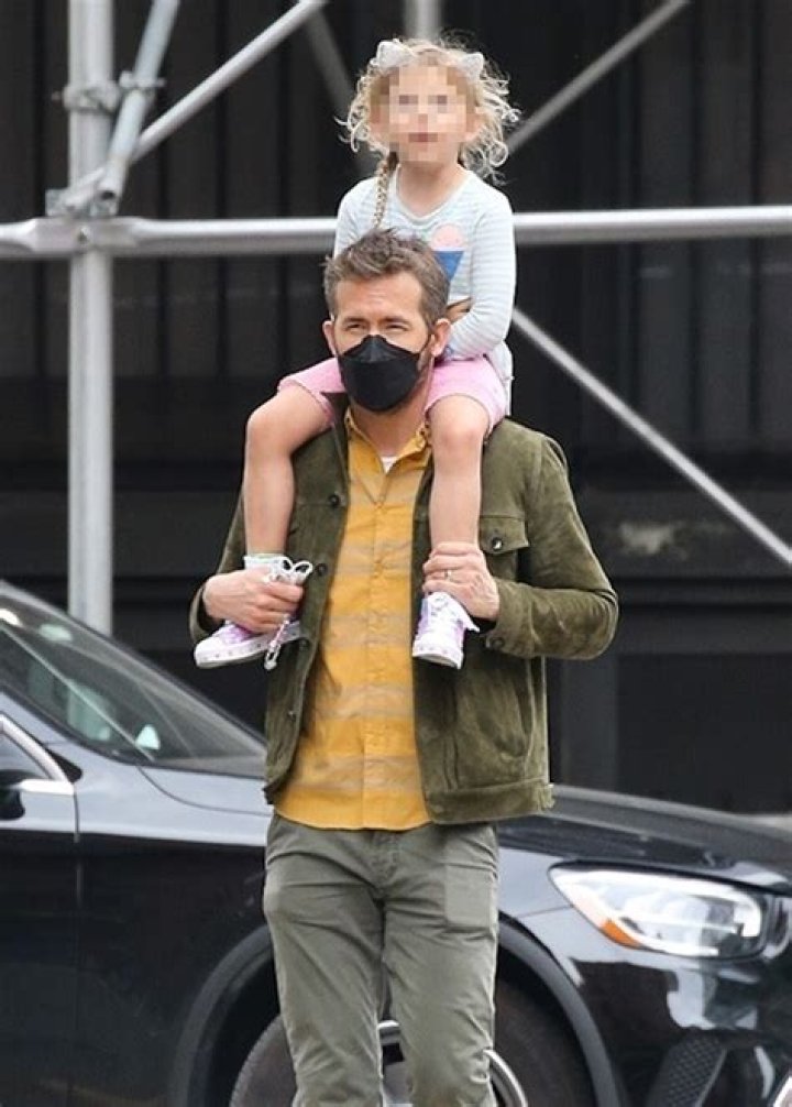 Ryan Reynolds Carries Daughter James On A Walk In New York City – Hollywood Life