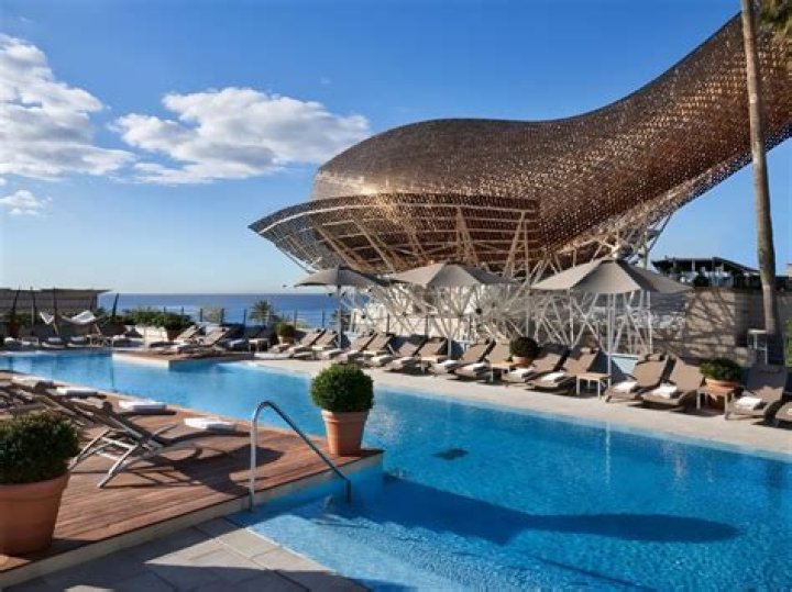 Here's the Step-by-Step Process for Saving Money at Hotels During the Holidays, According to Experts