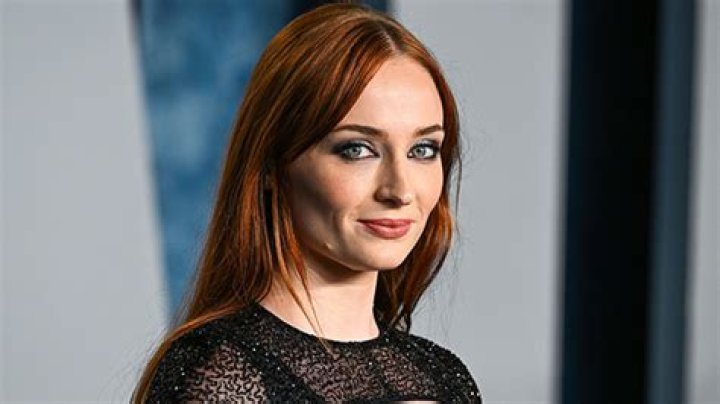 Sophie Turner Smiles While Filming Show After Joe Jonas Divorce Filing – Hollywood Life