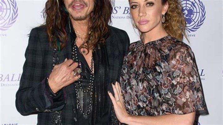 [PIC] Steven Tyler & Aimee Ann Preston Engaged? — See Her Beautiful Pearl Ring – Hollywood Life