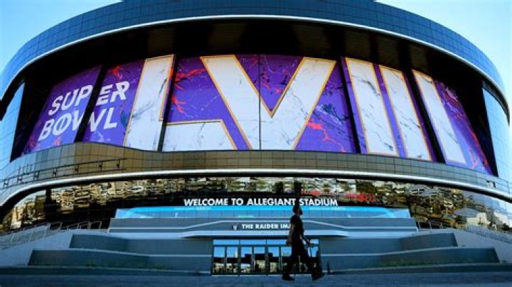 Fan’s Field Run Surprises Players — video – Hollywood Life