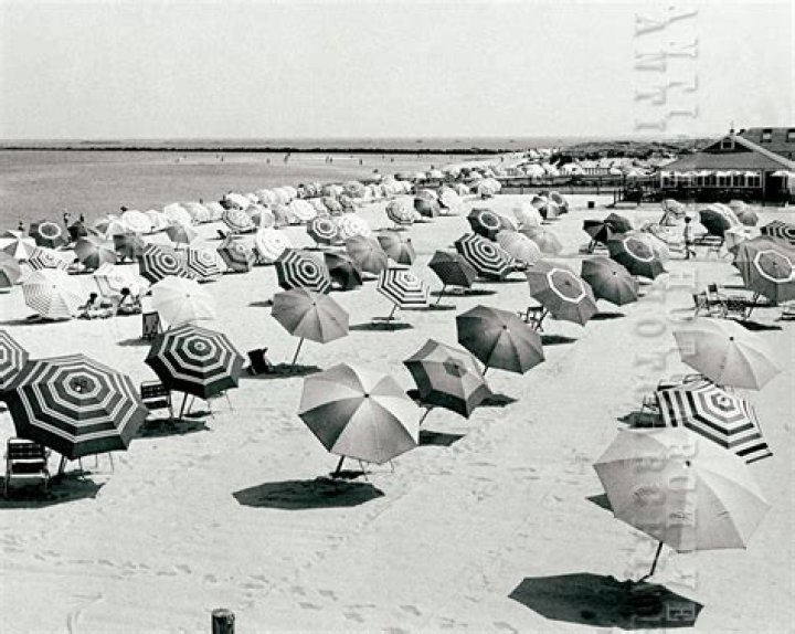 35 Vintage Photos That Show What a Beach Day Used to Look Like