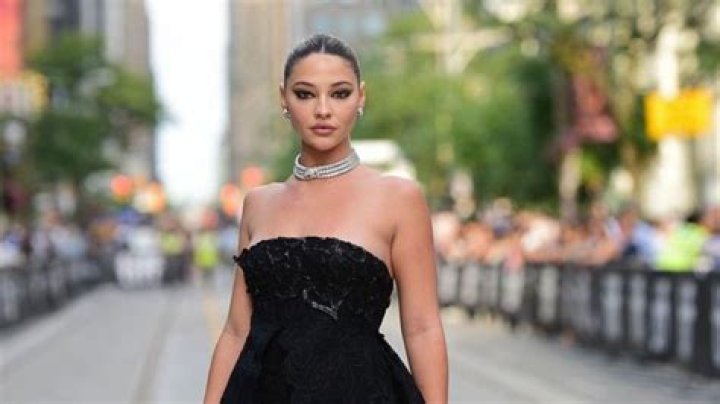 What bra size is Madelyn Cline?