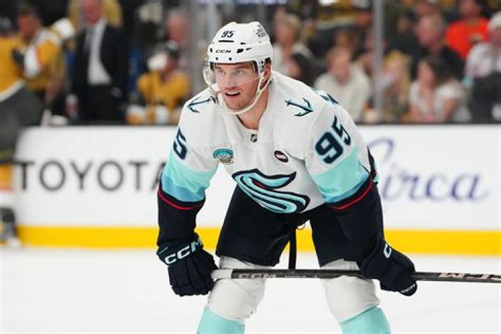 Who is Andre Burakovsky Dating Now