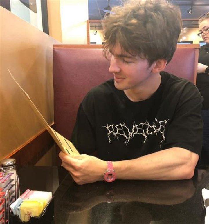 Who is Jayingee Dating Now?