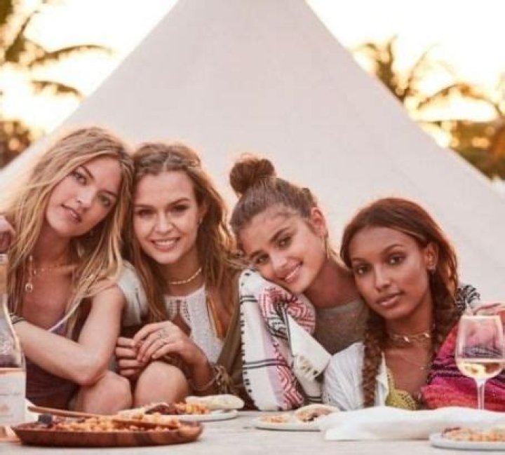 Who is Martha Hunt Dating Now