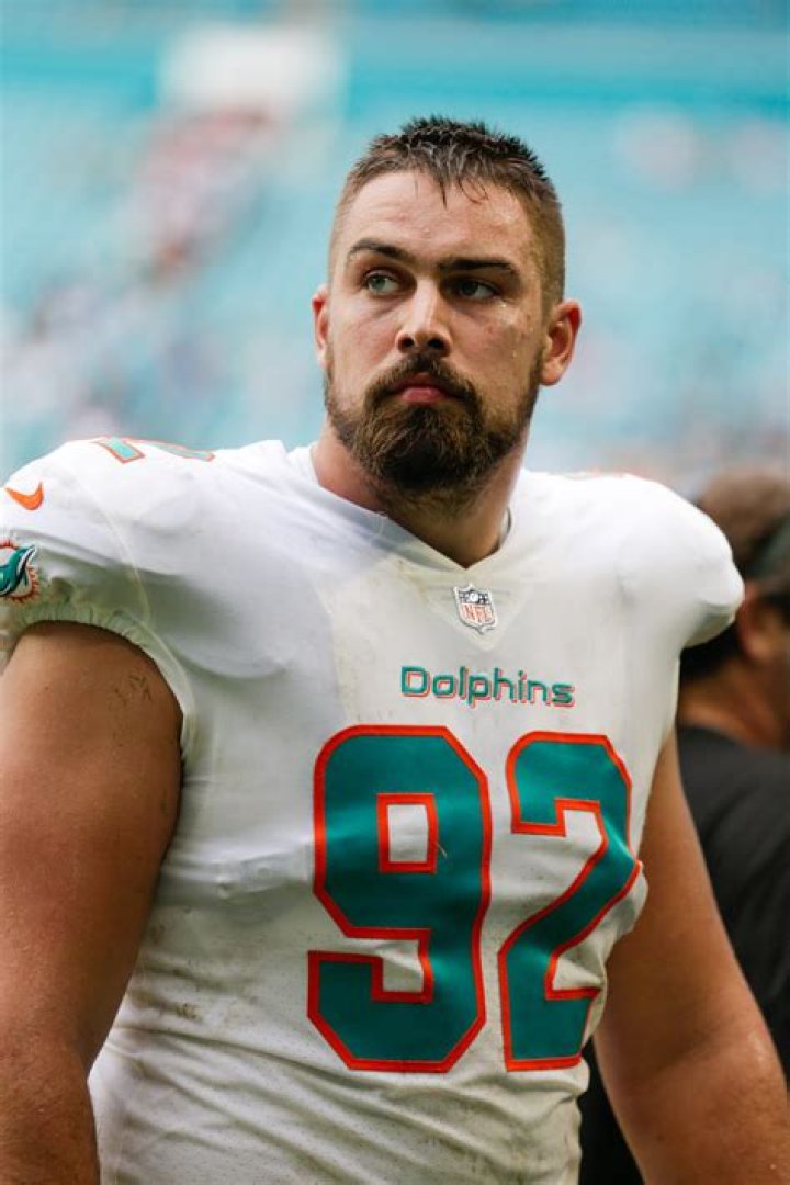 Miami Dolphins Defensive Tackle Zach Sieler's Biography, Parents, Age, Weight, Net Worth, Salary, Contract, Earnings, Wife and Children