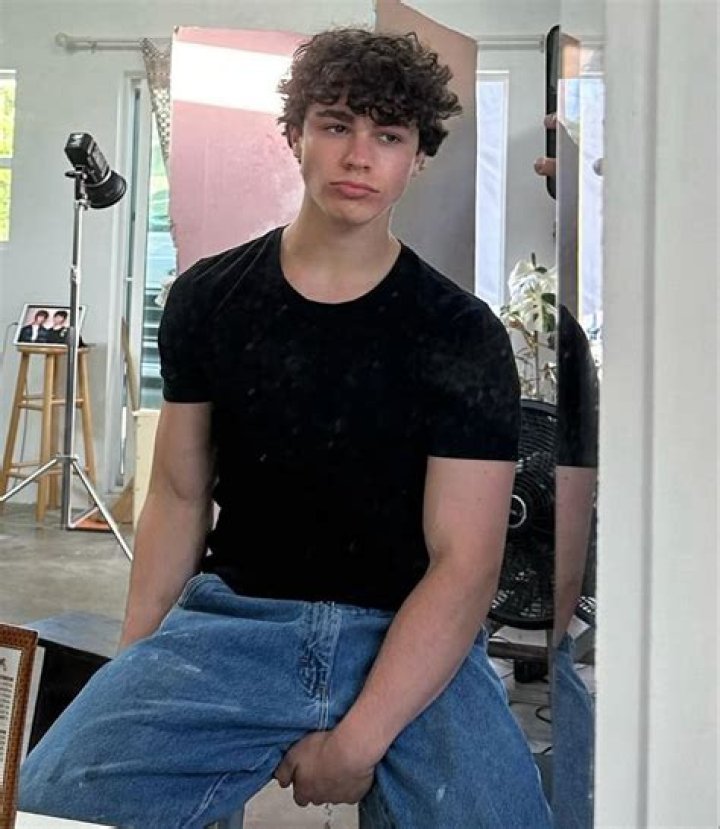 Zackary Arthur – Celeb Secrets